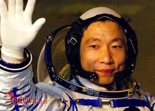 杨利伟为什么带枪上太空