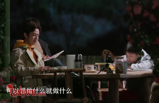 向往的生活2何炅读的书叫什么