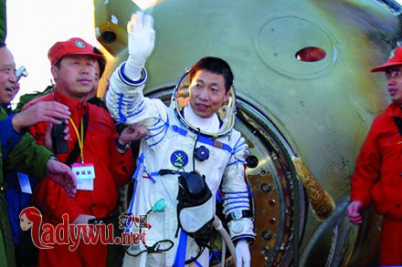 杨利伟出舱时满脸鲜血