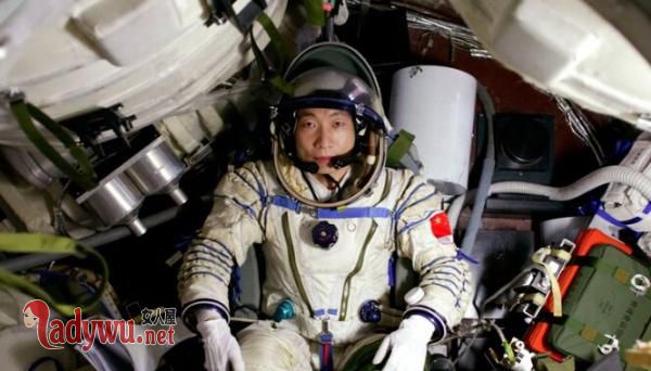 杨利伟出舱时满脸鲜血