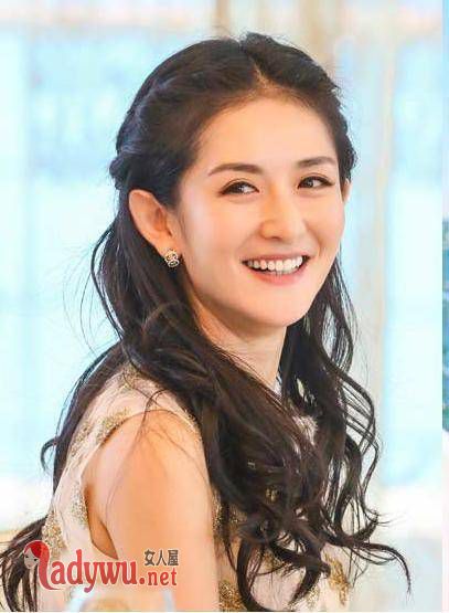谢娜复工首露面