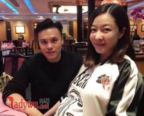 熊黛林产双胞胎女儿