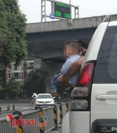 被抱出车窗撒尿