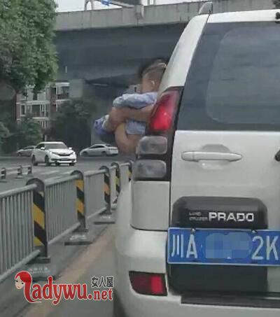 被抱出车窗撒尿