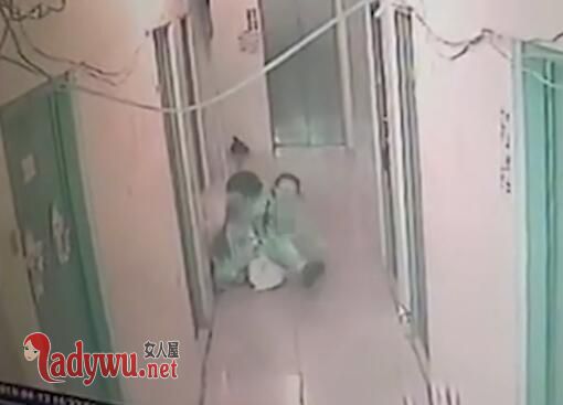 男子强行拖拽女子