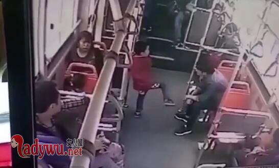 男童公交上遭过肩