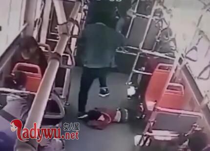 男童公交上遭过肩
