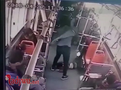 男童公交上遭过肩