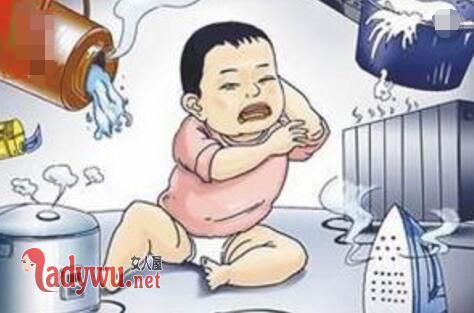 男童掉滚烫热水沟