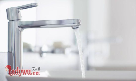男童掉滚烫热水沟