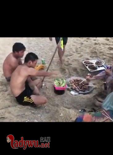 男子酒后滋扰游客