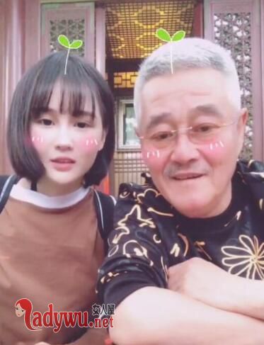 赵本山与女儿同框