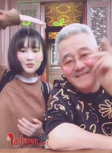 赵本山与女儿同框