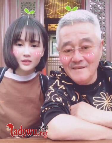 赵本山与女儿同框