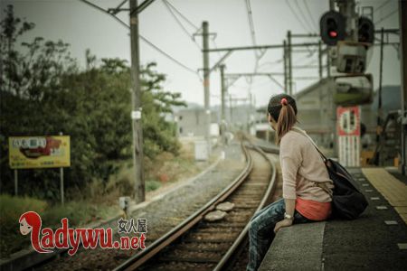 内向的女生喜欢男生的表现