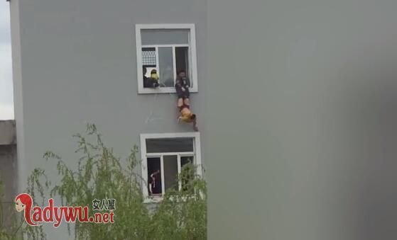 自解腰带坠楼身亡