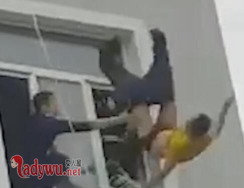 自解腰带坠楼身亡