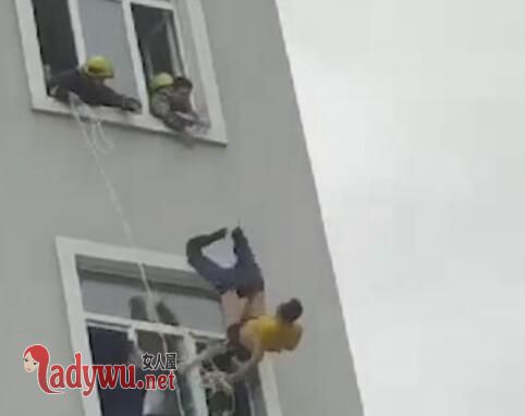 自解腰带坠楼身亡