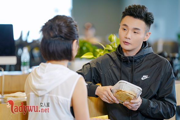李荣浩向伊一道歉