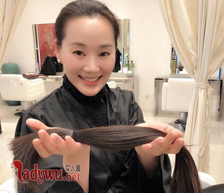 林依轮妻子剪长发