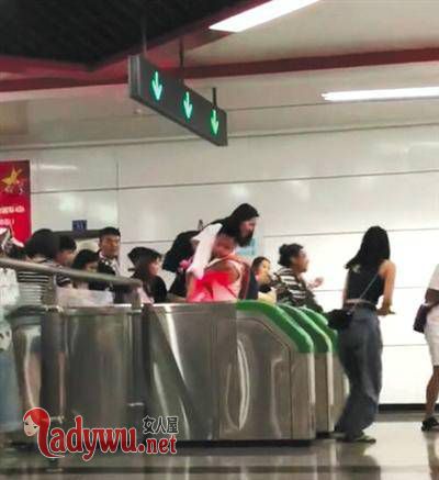 乘客集体跳闸逃票
