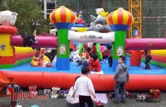 男童充气城堡身亡
