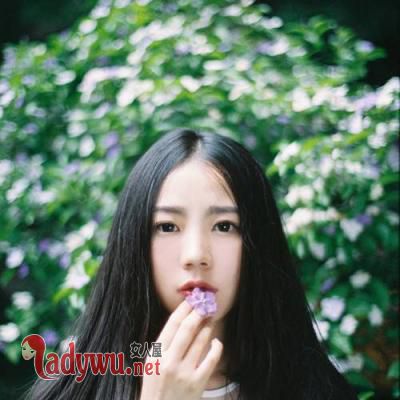 男生对女生的暧昧动作
