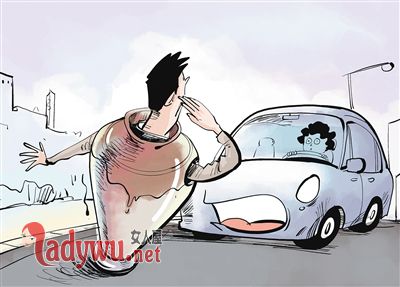 民警扶大妈被讹
