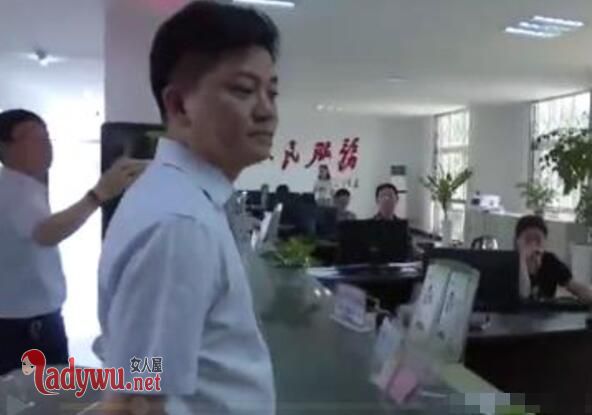 戴耳机听歌被辞退