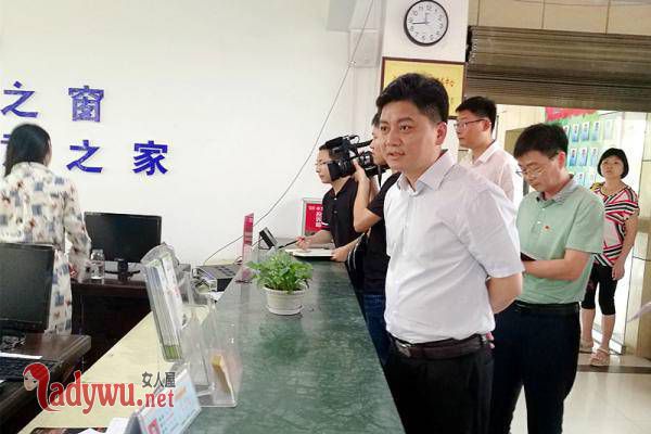 戴耳机听歌被辞退