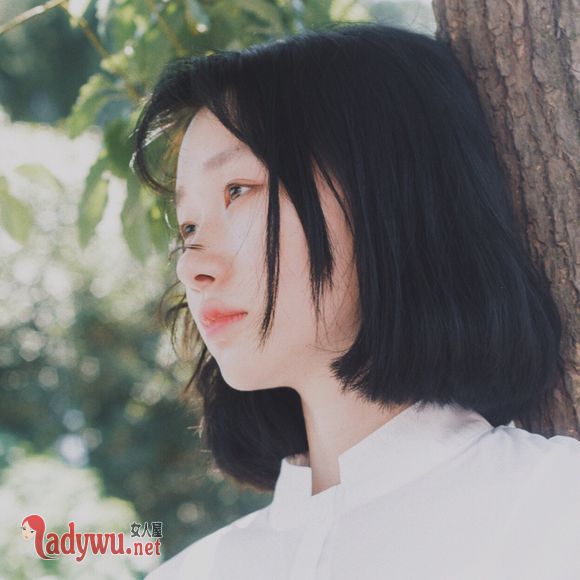 男人抱着女人睡觉