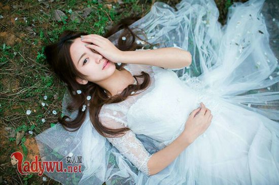 男人抱着女人睡觉