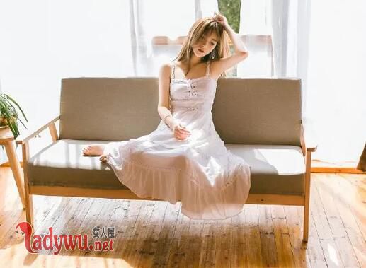 趁老婆洗澡时和她闺蜜暧昧