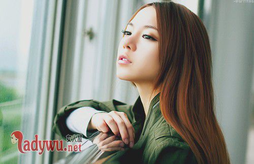 趁老婆洗澡时和她闺蜜暧昧