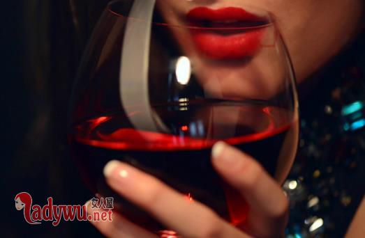 女人晚上喝红酒有什么好处