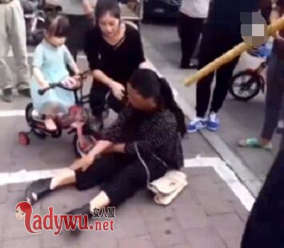 骑童车绊倒大妈
