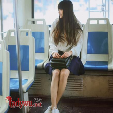 公车上在她男友旁进入她心里