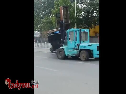 驾驶叉车疯狂撞人