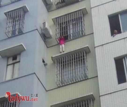 女童悬挂阳台外