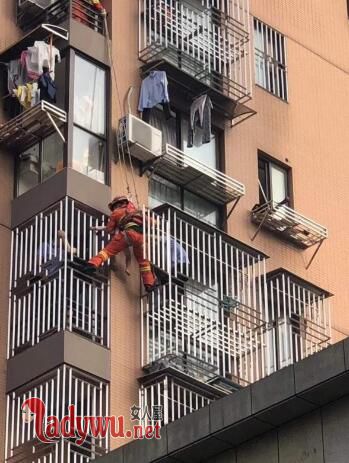 女童悬挂阳台外