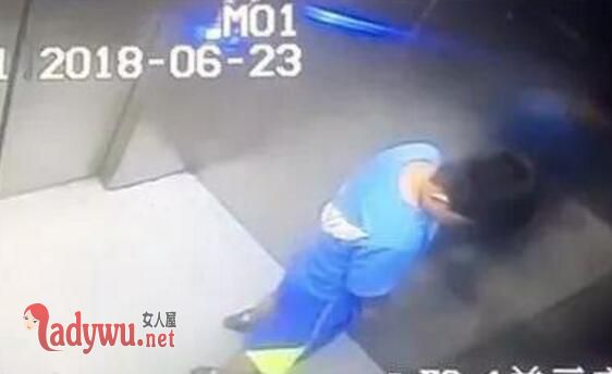 撒尿男孩罚扫电梯