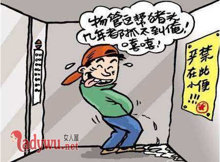撒尿男孩罚扫电梯