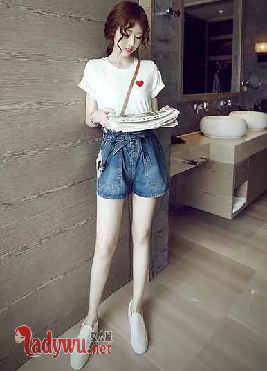 女生t恤配什么裤子好看