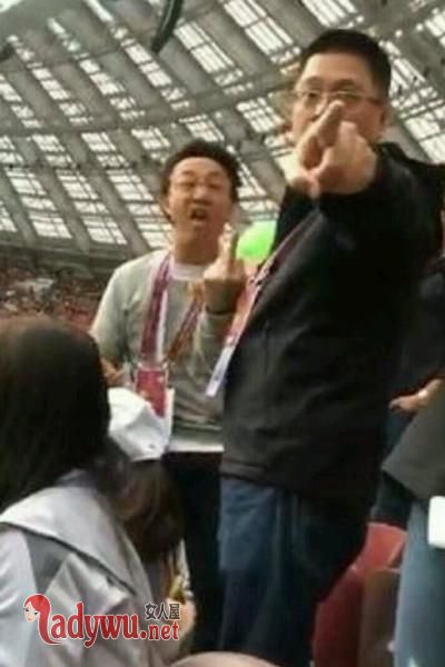 陈奕迅看世界杯竖中指
