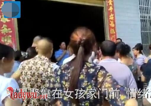 女孩遭继母虐待