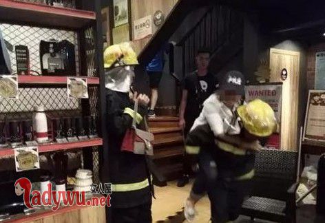 壮汉让消防背过街
