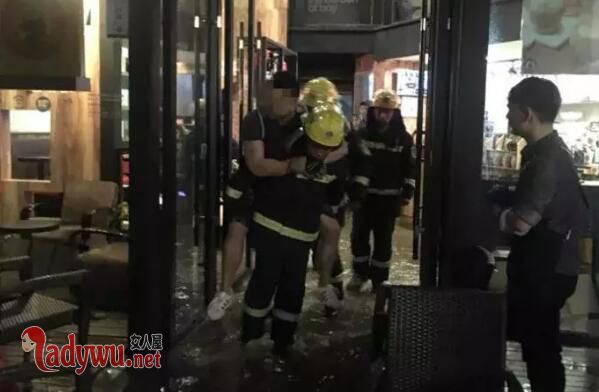 壮汉让消防背过街