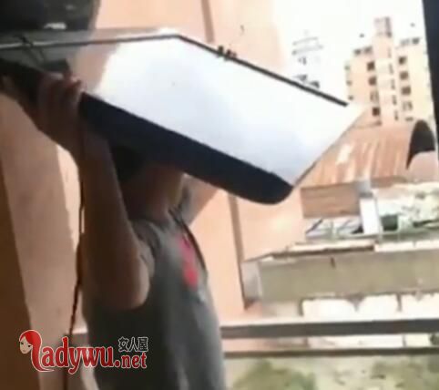 球迷怒摔电视泄愤