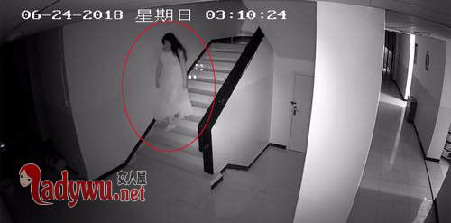 男群演变装偷裙子