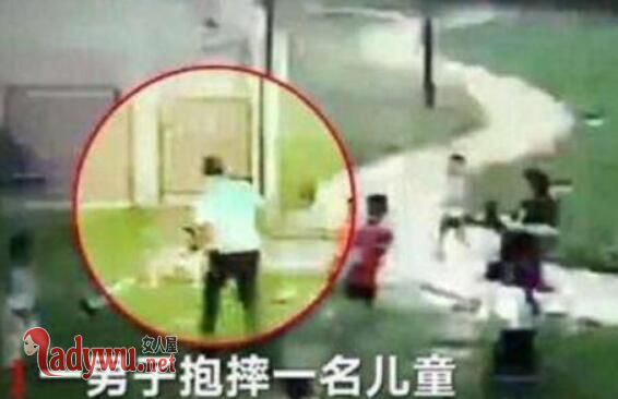 男子护犊抱摔男童